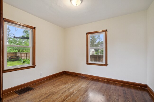 Building Photo - 413 16th Ave SW