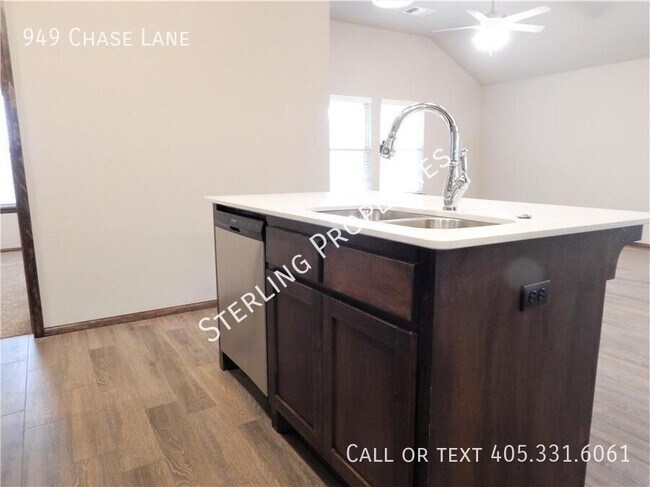 Building Photo - 949 Chase Ln