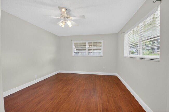 Building Photo - 801 Meadowlark Ln
