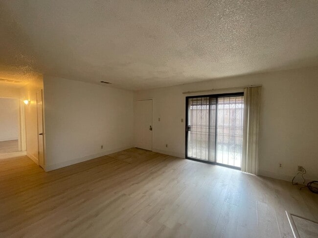 Building Photo - 1221 N Peach Ave