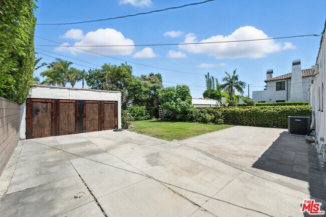 Building Photo - 330 N La Jolla Ave