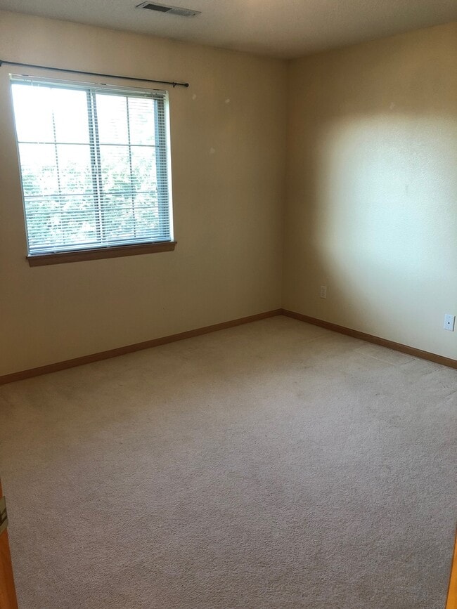 Building Photo - Nice 2br Condo in Coralville close to shop...