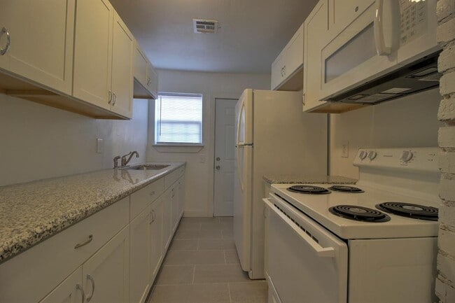 Building Photo - 1004 NE 19th St