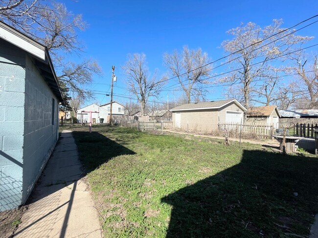 Building Photo - 2 bedroom home with garage