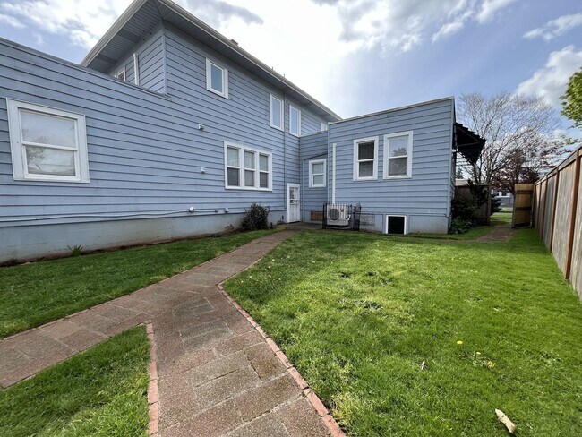 Building Photo - Expansive 4BR 2,900+ Sq Ft Home with Theater-Style Living Room & Bonus Hobby Workshop