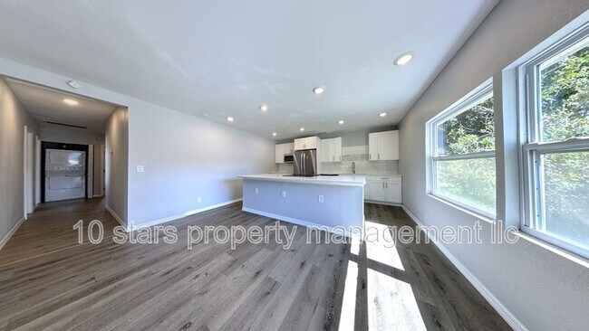 Building Photo - 3841 16th Ave S