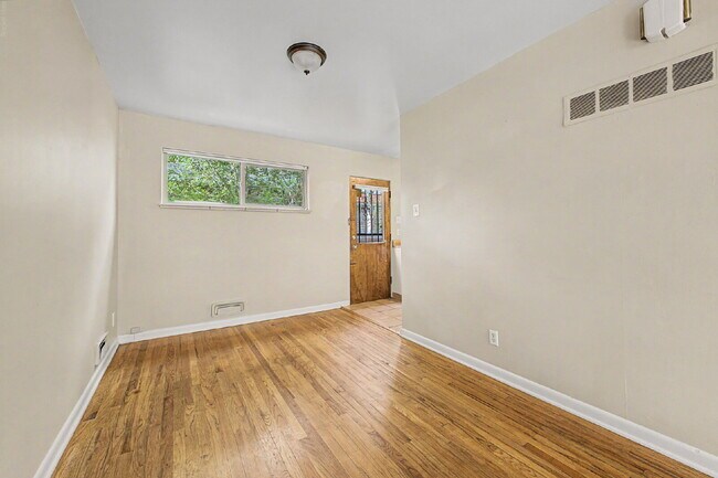 Building Photo - "Charming 2-Bedroom Apartment with Spacious Living – 1025 Sq Ft in Prime Denver Location!"