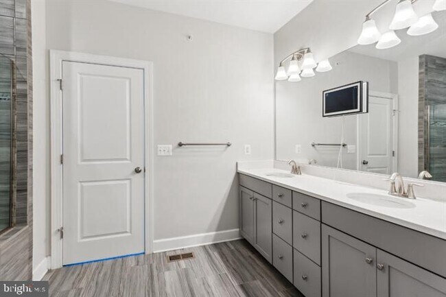 Building Photo - 45157 Kincora Dr
