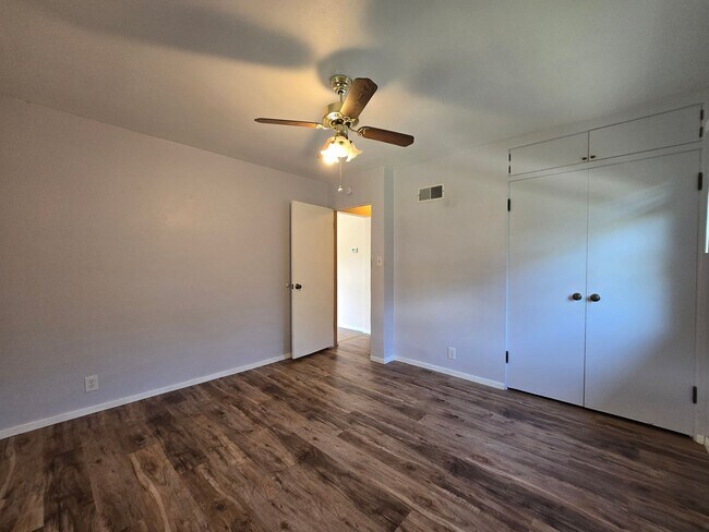 Building Photo - Spacious 4 Bedroom Home with Solar Panels, Fully Fenced Yard on Rimrock Rd