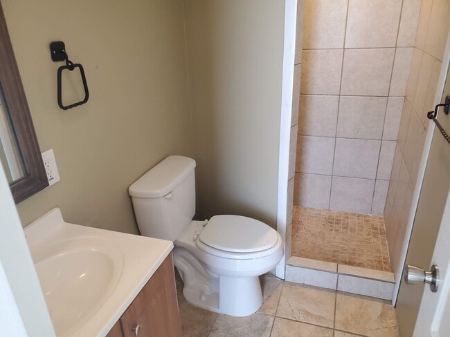 Building Photo - Bullhead City! 2 Bedroom Available/2 Bath ...
