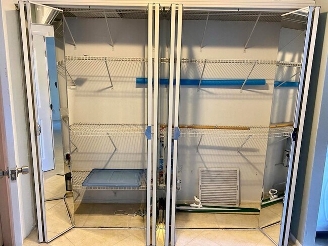 Building Photo - 1407 NE 56th St