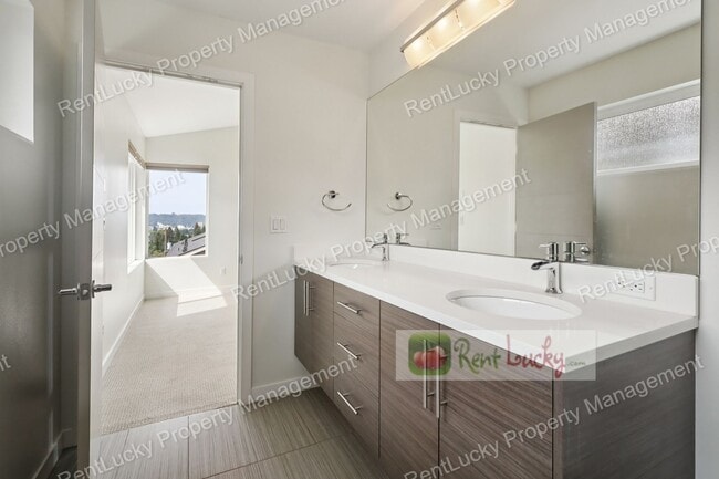 Building Photo - Immaculate and LARGE 4-Bedroom Home in Unb...