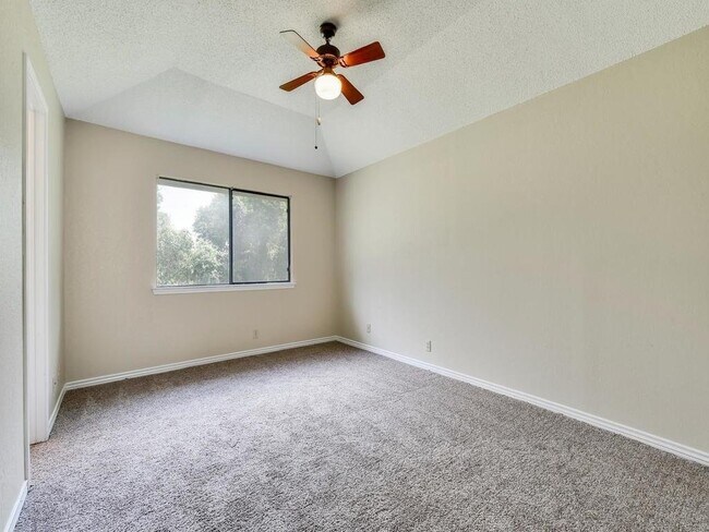 Building Photo - 506 Lakeway Dr