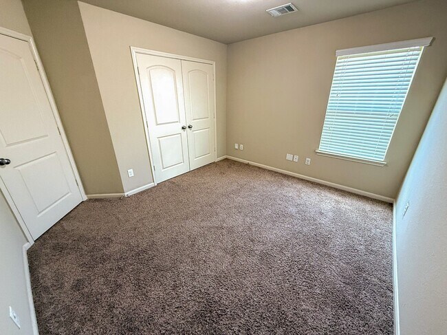 Building Photo - 117 Green Haven Dr