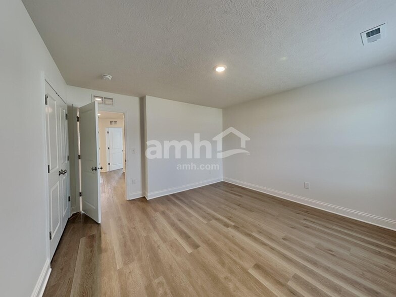 Building Photo - 300 Pne Hl Ct