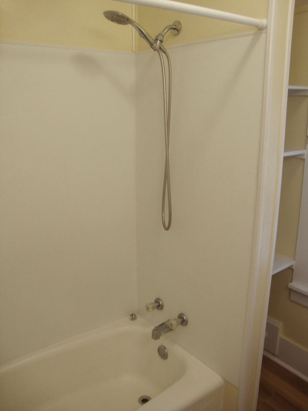 Full Tub with Shower. - 415 Oak Dr