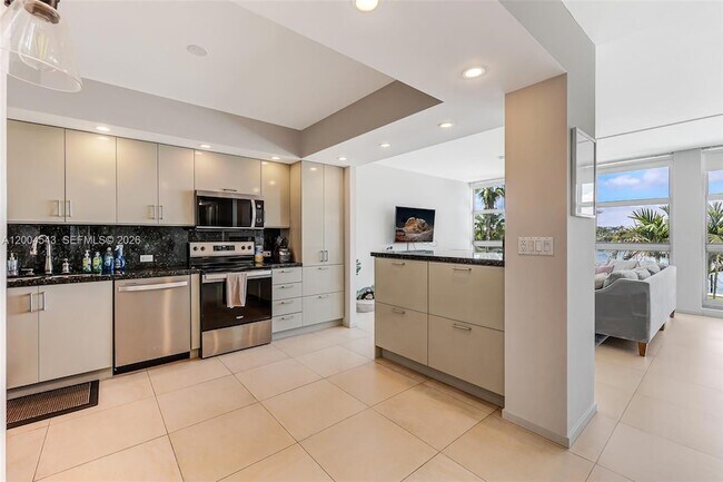 Building Photo - 5055 Collins Ave