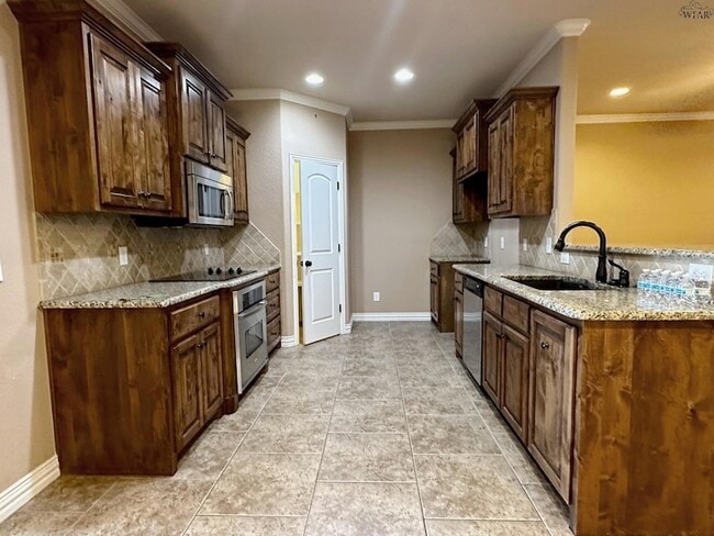 Building Photo - 6018 Oakmont Dr