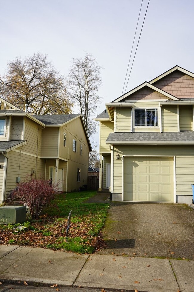 Building Photo - 747-747 SE Tampa St