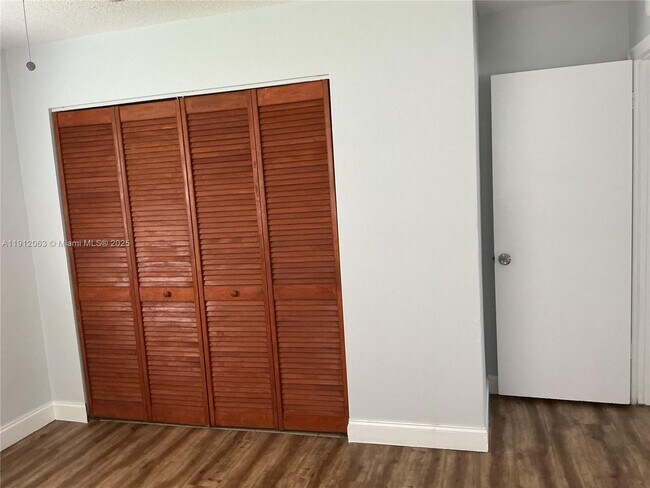 Building Photo - 1433 SW 24th Ct