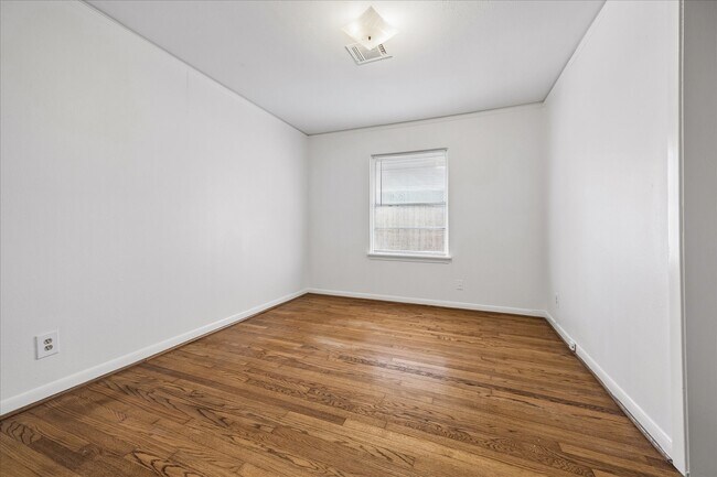 Building Photo - 4029 McDermed Dr