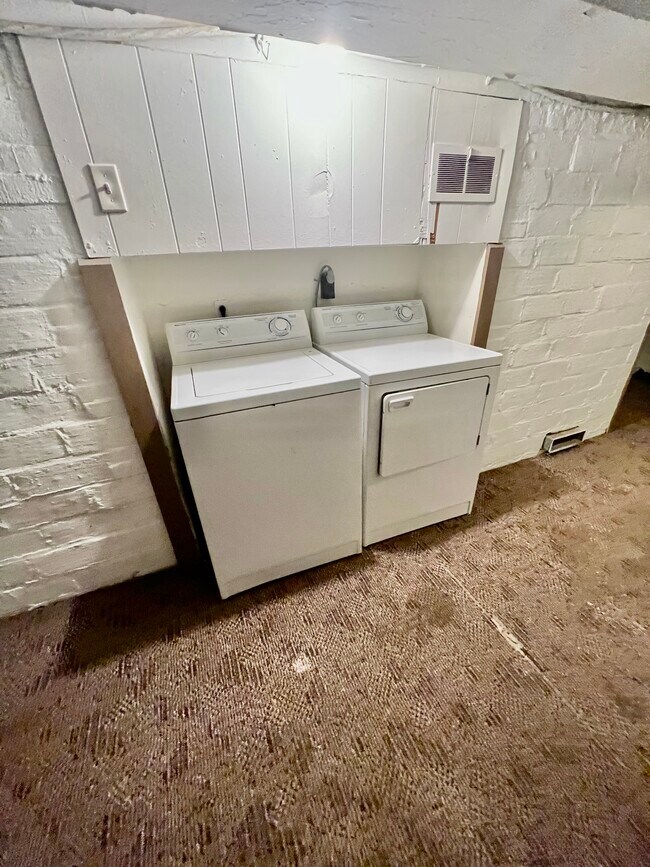 Building Photo - 407 W Adams St