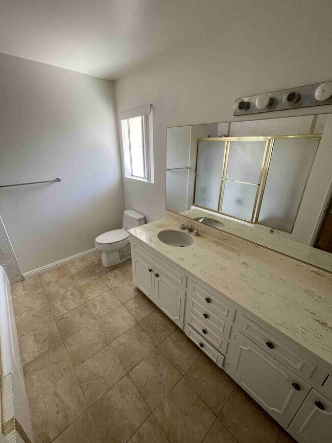 Building Photo - LARGE ENCINO SPA CONDO!