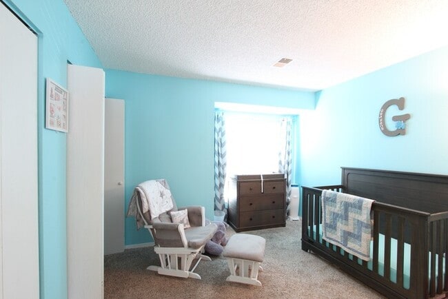 Building Photo - Spacious 3BR Lakewood Townhome w/ Bonus Sp...