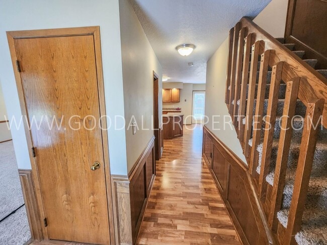 Building Photo - Executive 4 Bedroom Home in West Des Moine...