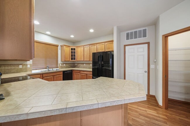 Building Photo - 3 bedroom 2.5 baths - Easy JBLM commute! - North Thurtson School District.