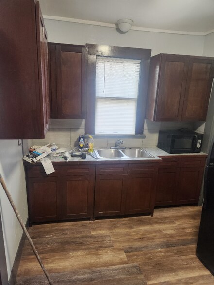 Building Photo - 2117 S Maple St