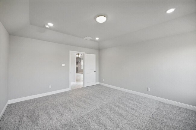 Building Photo - Prime Location Available First of November