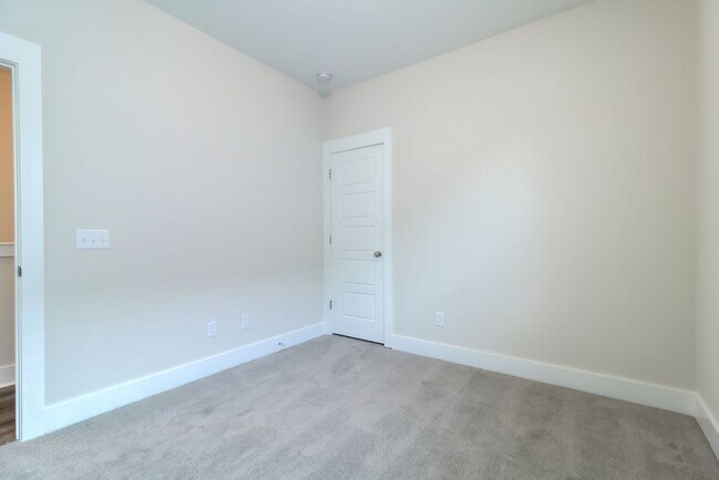 Building Photo - Beautifully Maintained 3 Bedroom, 2.5 Bath...