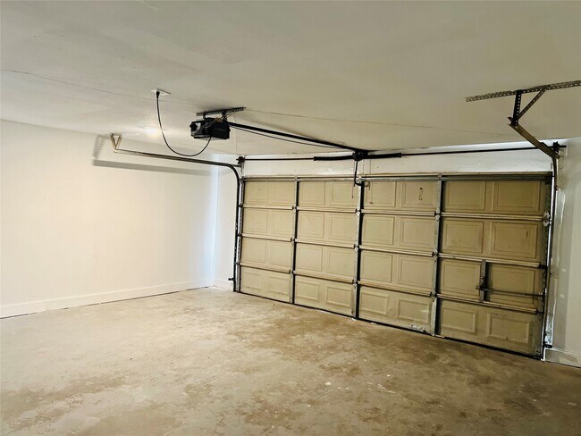 Building Photo - 1026 Fallbrook Dr