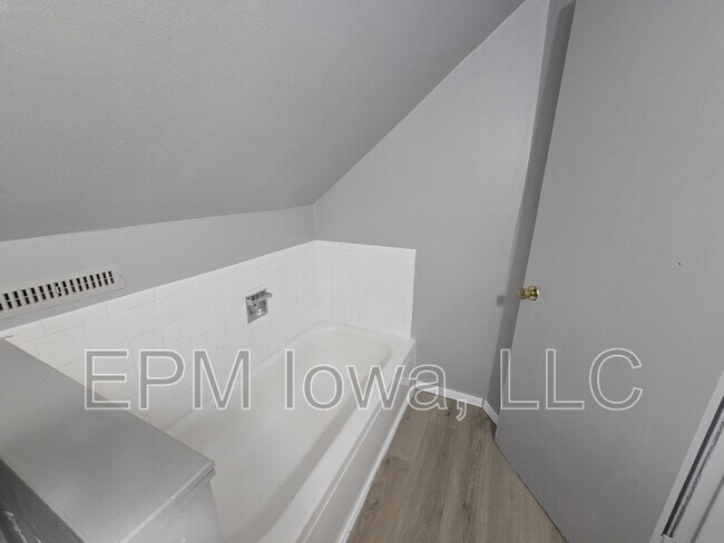 Building Photo - 301 Rath St