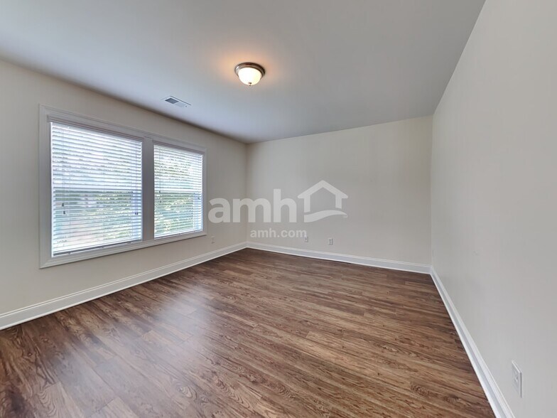 Building Photo - 100 Doral Blue Dr