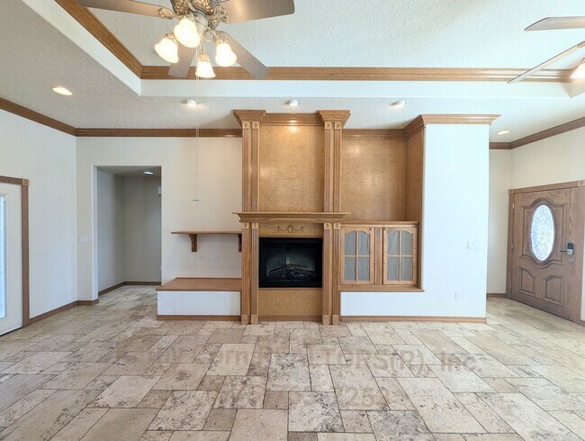 Building Photo - Luxurious Relaxation in Raintree