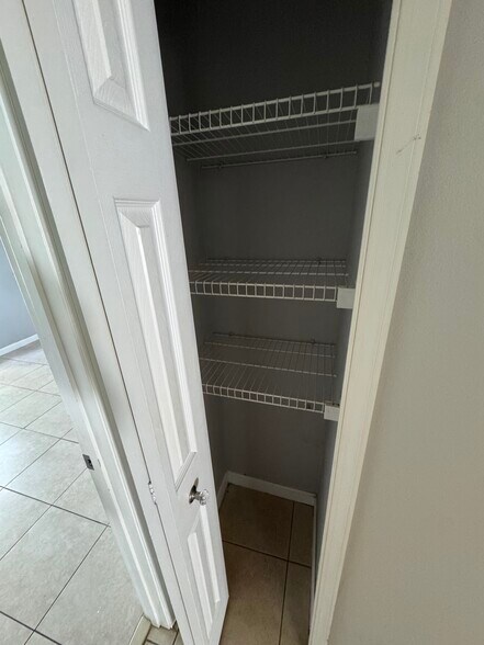 Building Photo - 449 SW Fifer Ave