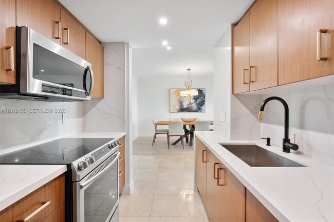 Building Photo - 10275 Collins Ave