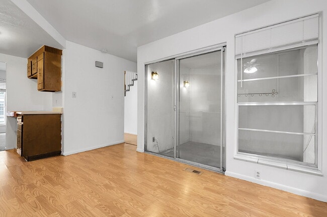 Building Photo - $1,995.00, 3 bed, 1.5 bath, located in Aur...