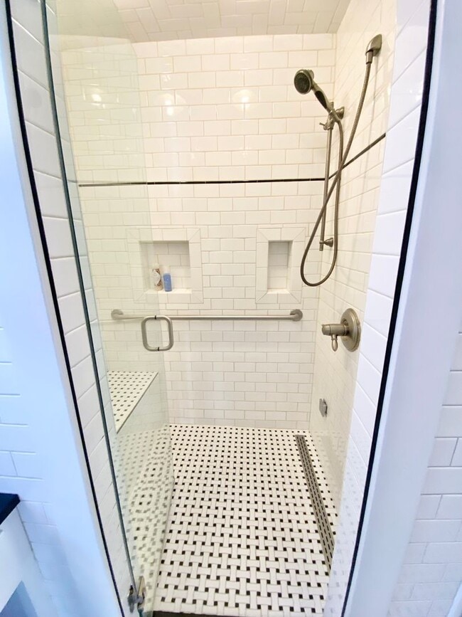 Building Photo - Charming 3-Bedroom 2-Bathroom Ranch in Laurel Hill Available 6/1