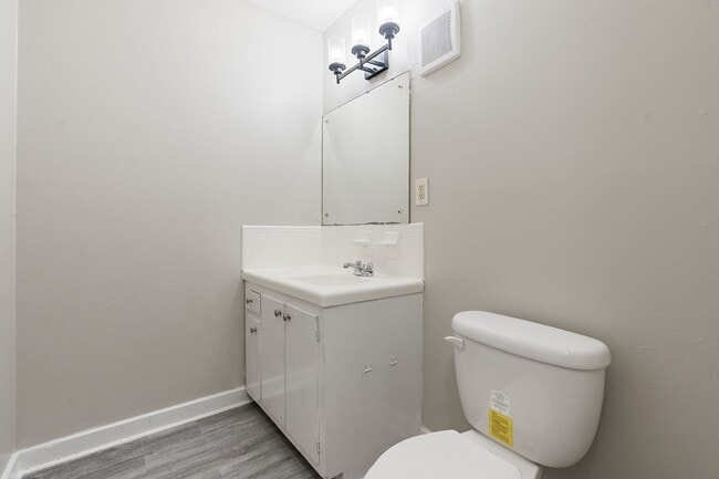 Building Photo - Celeste Manor - 1 Bedroom / 1 Bathroom, Updated