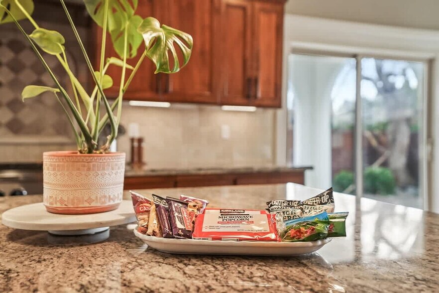 Building Photo - 611 E San Pedro St