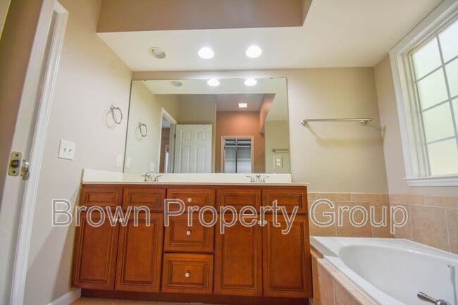 Building Photo - 3270 Argyll Dr