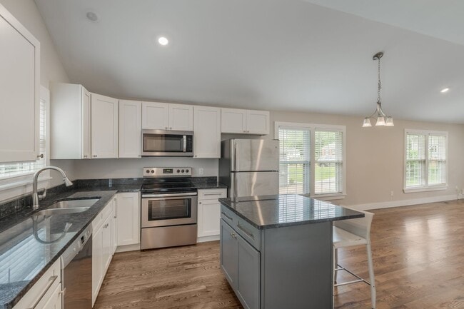 Building Photo - Charlotte Park/Nations bungalow home for r...