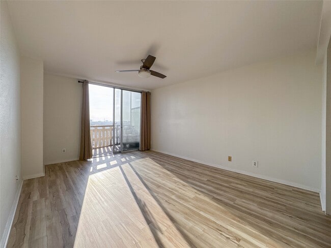 Building Photo - 2016 Main St