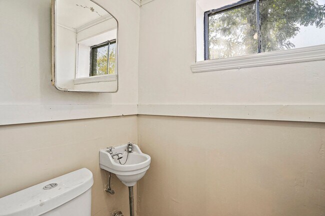 Building Photo - Fantastic Home in Fort Dupont Park! Parking and Basement Included!