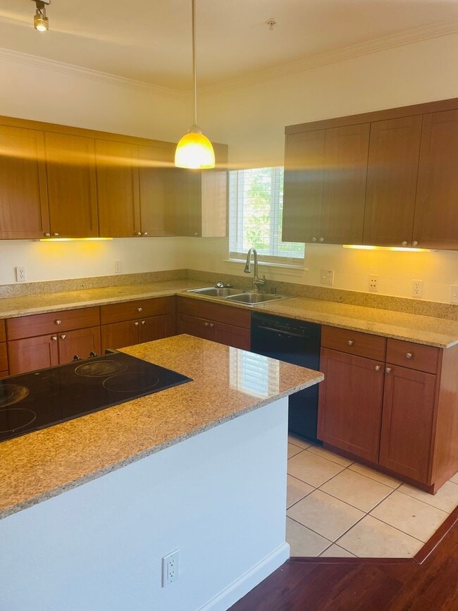 Building Photo - Beautiful North Davis 2bed/2 bath Upstairs...