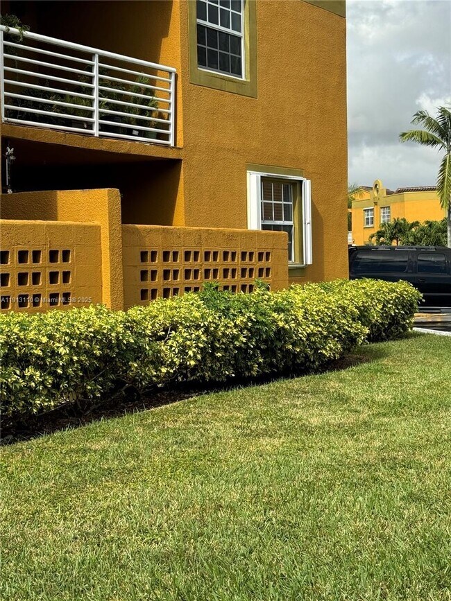 Building Photo - 9705 Fontainebleau Blvd