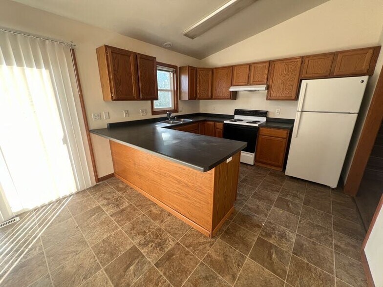 Building Photo - 910 N Clover Ln
